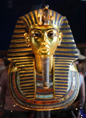 Bảo tàng Ai Cập ở Cairo sẽ trưng bày trở lại  mặt nạ vàng quý giá của pharaoh Tutankhamun sau thời gian phục chế chòm râu bị nhân viên bảo tàng làm hỏng năm 2014.